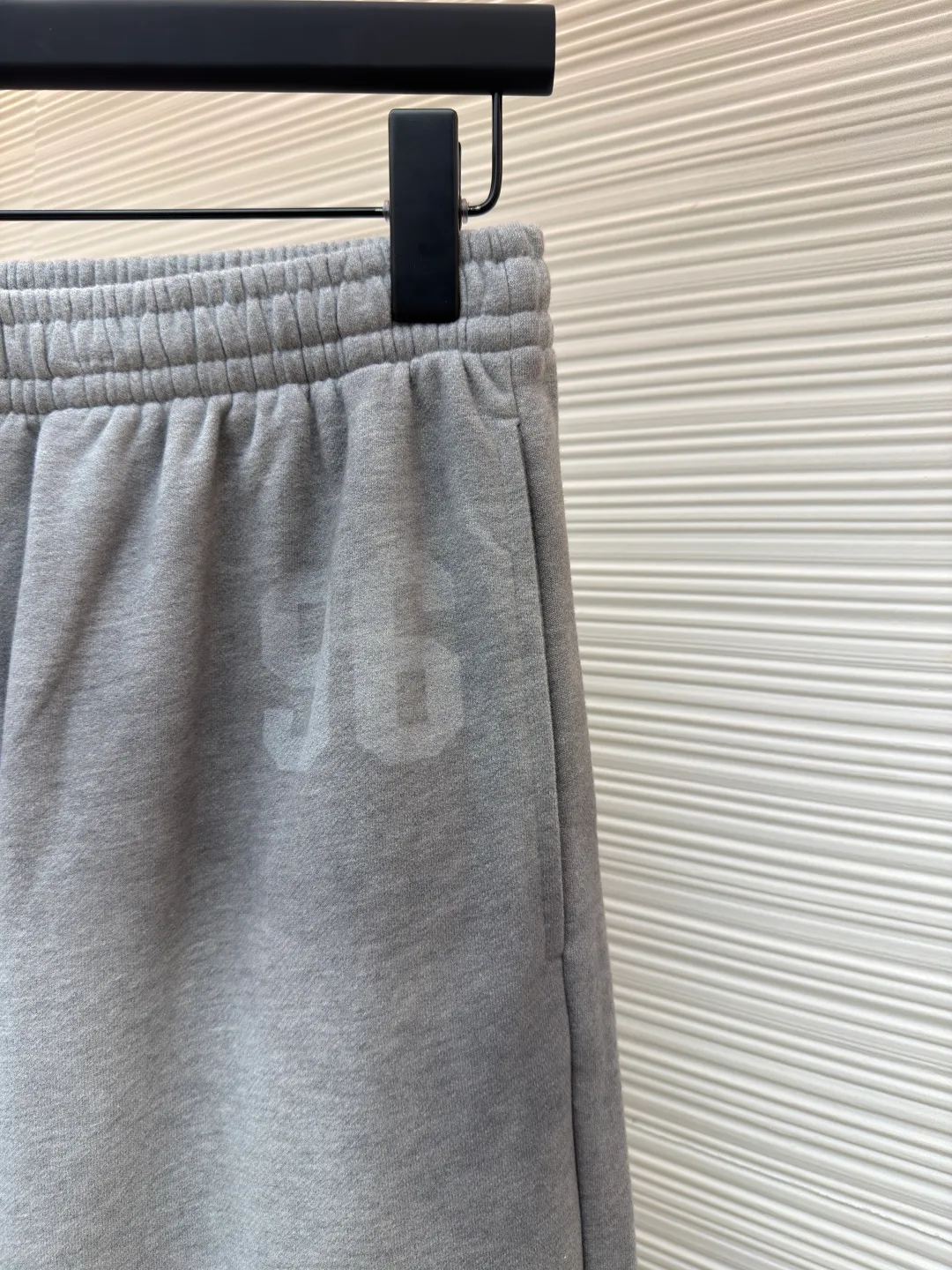 Acne Studios printed logo sweatpants ●Item number: 1682181-A90 ●Material: Floral soft velvet nylon fabric ●Technology: Imported machine foam printing production ●Color: Gray ●Version: Loose fit ●Weight: about 615 grams ●Size: It is embellished with the college-style seasonal logo pattern and outlines the personal logo with simple and tense lines. The hidden luxury beauty of the sweatpants is carved with Maliu craftsmanship. From rich to light, the color transition is natural and smooth, like the elegant style accumulated over time. The suit is present, interpreting the infinite possibilities of fashion from a unique perspective. Imported machine white foam printing uses imported professional printing equipment to apply a special white slurry to the surface of the textile in a specific pattern through precise mechanical control. The foaming agent is heated to decompose to generate gas. The slurry expands to form a three-dimensional white foam pattern. Gradient special slurry spraying process sprays dyes of different colors on the surface of the fabric to achieve rich color changes in the clothes under different lights, increasing the visual layering. The fabrics have been carefully washed, have a better hand feel and texture, are not easy to deform, are not easy to shrink, are not easy to fade, and maintain long-term beauty. The overall wiring is straight and delicate, the fabric is comfortable and soft, and the color is consistent without color difference. It can be matched with the same style to create a fashionable look and control various occasions. Customized accessories, complete with three standards, same style for men and women!